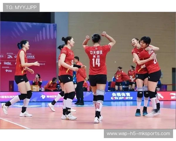 天津女排在训练中加强小球串联，提升整体防守密度