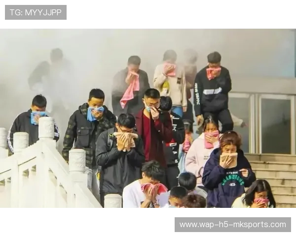 校园惨案再起争议｜内蒙古一中学楼梯护栏坍塌致21名学生遇难，原总务处主任22年后申诉无罪被驳回