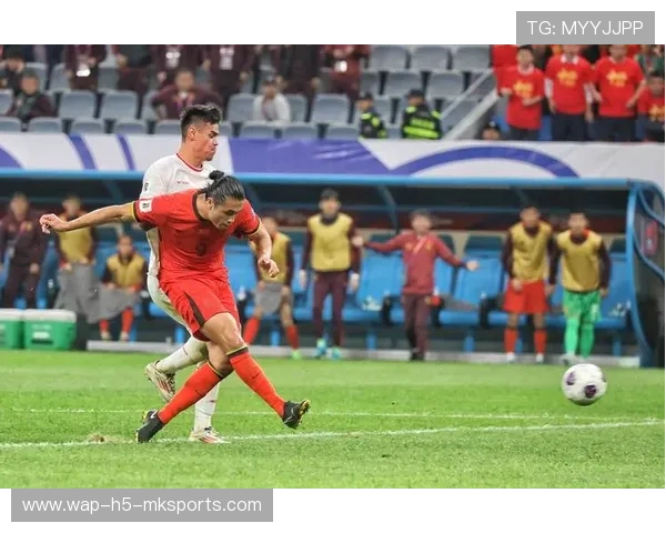 尼科·帕斯禁区外围盘带后突施远射中柱——那一刻，惊艳整个球场