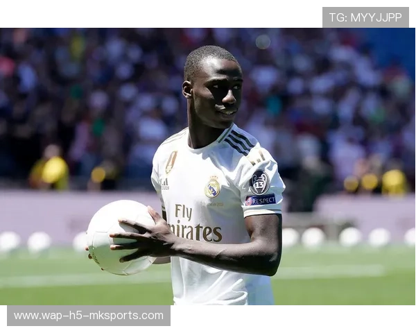 阿尔韦洛亚临场换人，皇马阵型更紧凑，阿尔维斯vs皇马